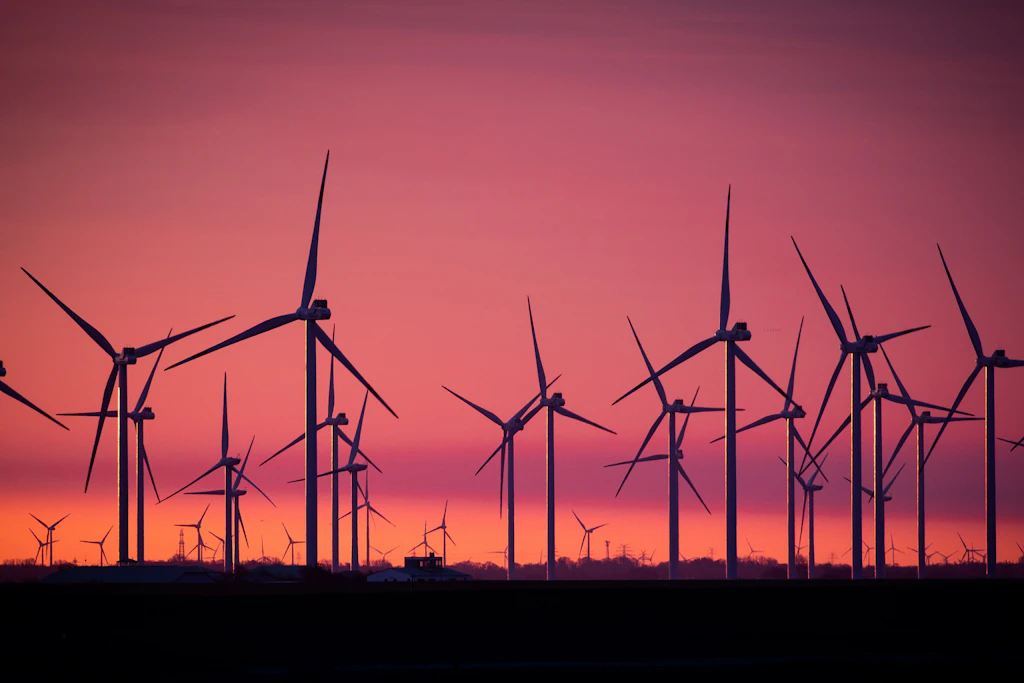 Windkraftanlagen in der Dämmerung