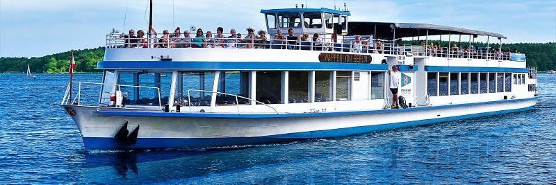 Entdecken Sie auf der Müggelsee-Rundfahrt die wunderschöne Altstadt von Köpenick und genießen Sie die Landschaft rund um den großen Müggelsee.