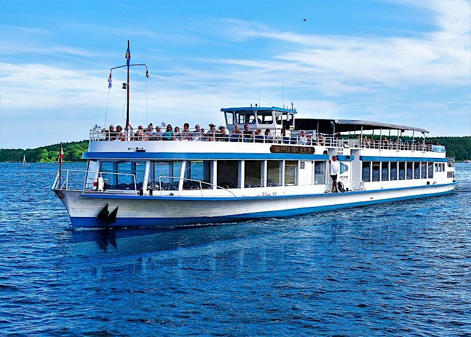 Entdecken Sie auf der Müggelsee-Rundfahrt die wunderschöne Altstadt von Köpenick und genießen Sie die Landschaft rund um den großen Müggelsee.