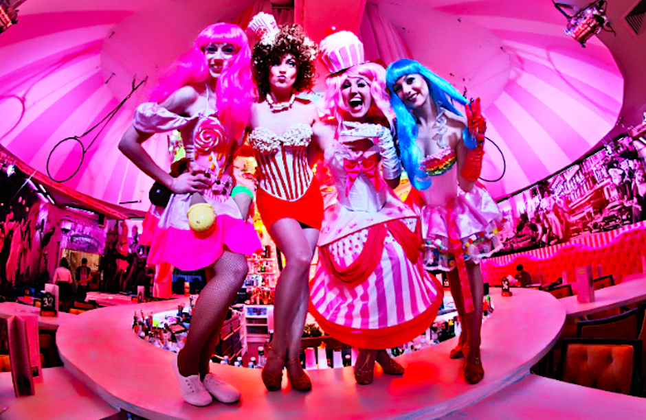 Das pinke Karussell ist gleichzeitig Bühne und Bar, an der Decke schwingen Artisten und dazwischen gibt es Burleque-, Can Can-, Travestie und richtig gutes Essen. Mehr Erlebnisgastronomie geht kaum!