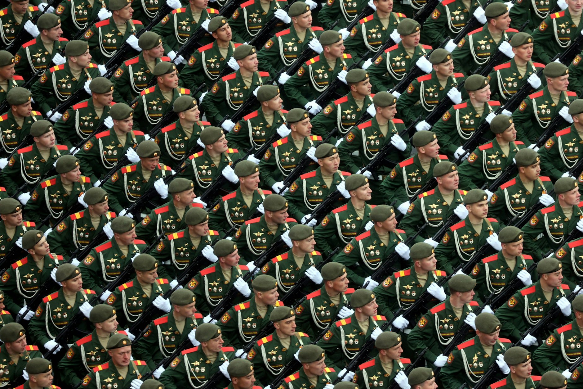 9. MAI 2021: Soldaten marschieren in Formation während einer Militärparade zum Tag des Sieges anlässlich des 76. Jahrestages des Sieges über Nazi-Deutschland im Zweiten Weltkrieg auf dem Roten Platz in Moskau.