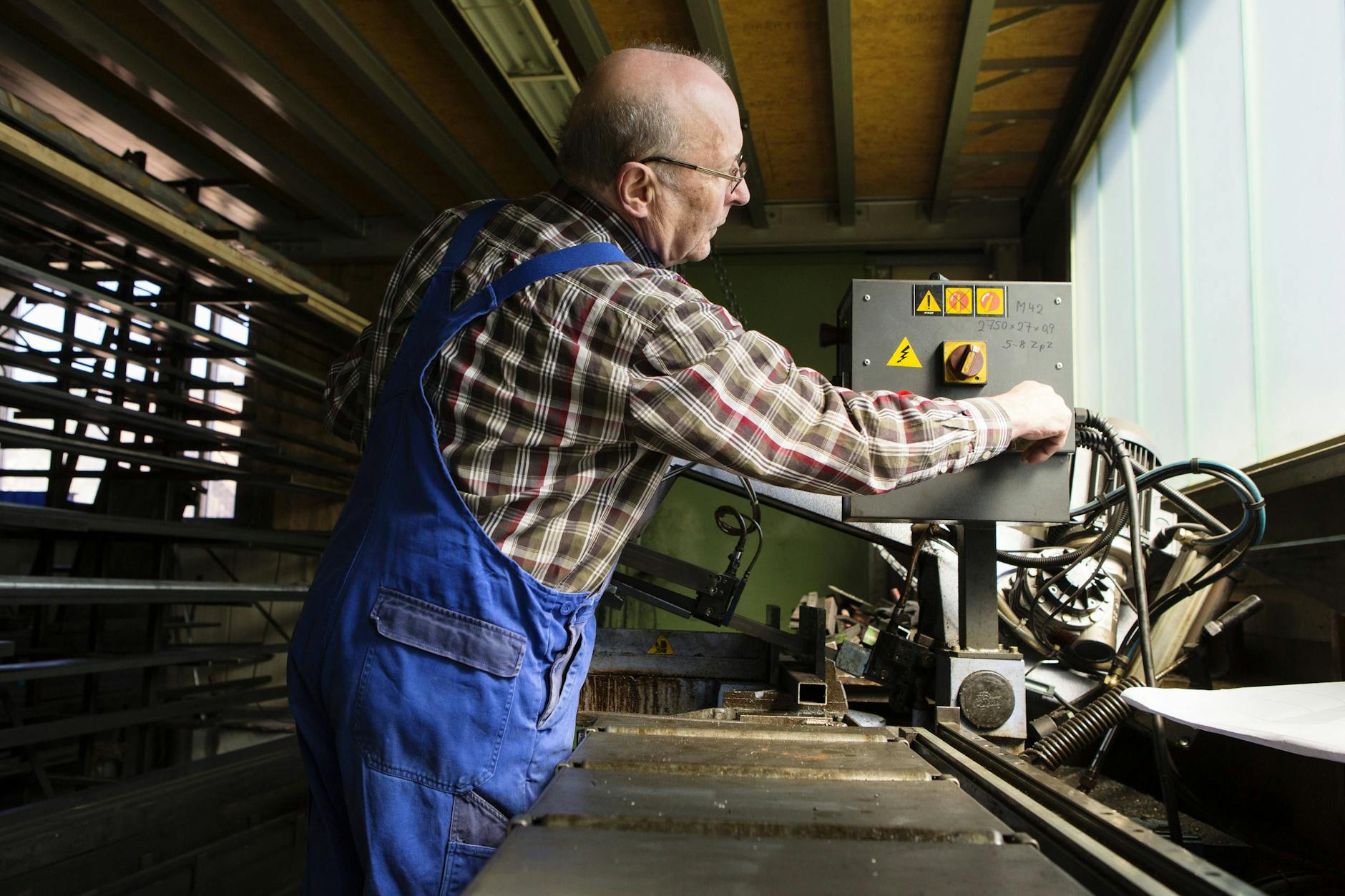 Bundeskanzler Merz und Wirtschaftsministerin Reiche (CDU) wollen, dass die Bürger noch länger arbeiten. Sie ignorieren dabei andere Lösungsansätze.
