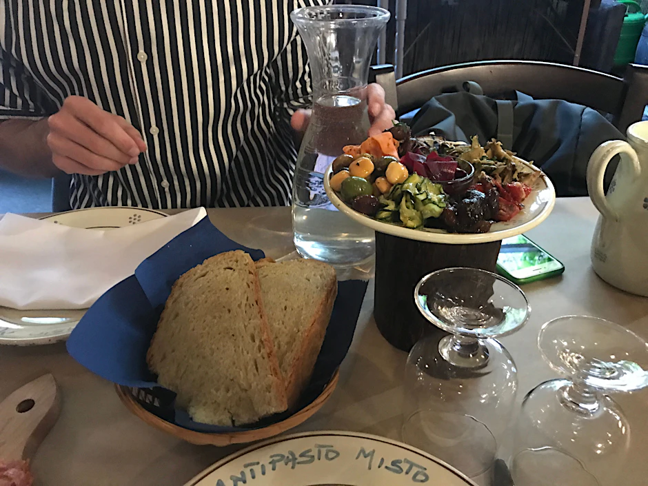 Damit geht’s los: Antipasti misti di verdure, dazu Brot, Wasser, Wein.