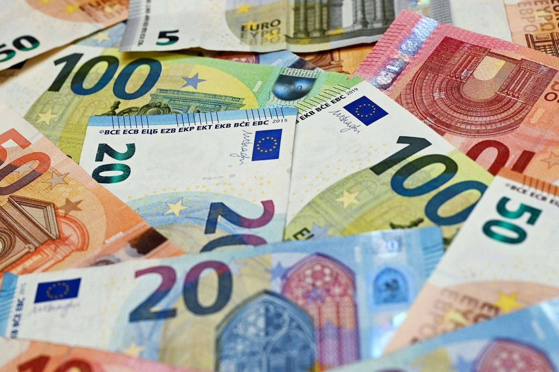 Bargeld bleibt erlaubt – doch ab 2027 gilt im Geschäftsverkehr eine EU-weite Obergrenze von 10.000 Euro. (Symbolbild)