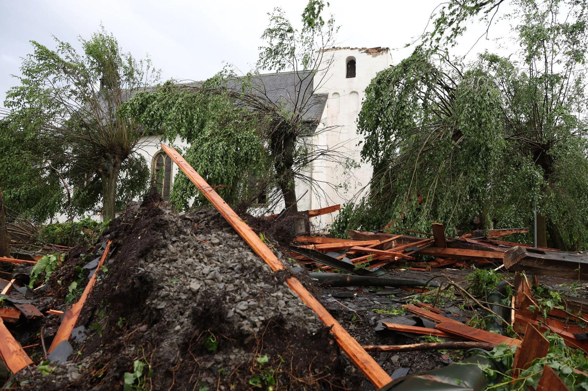 Tornados können heftige Schäden anrichten. Hier: Ein Wirbelsturm bei Lippstadt beschädigte die Spitze einer Kirche.