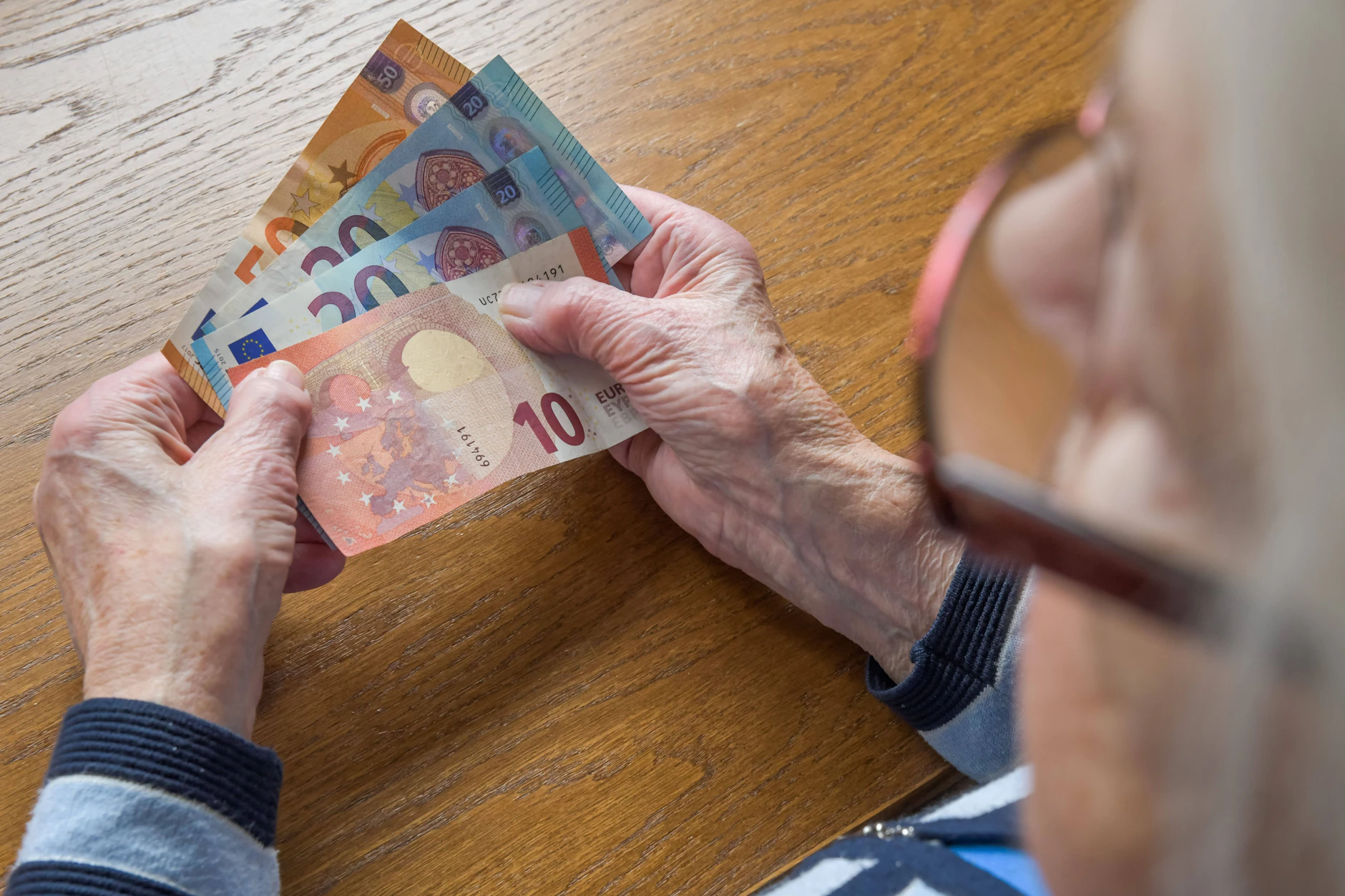 Bei vielen Rentnern reicht das Geld schon jetzt nicht zum Leben. Künftig könnten die Bezüge noch langsamer ansteigen.