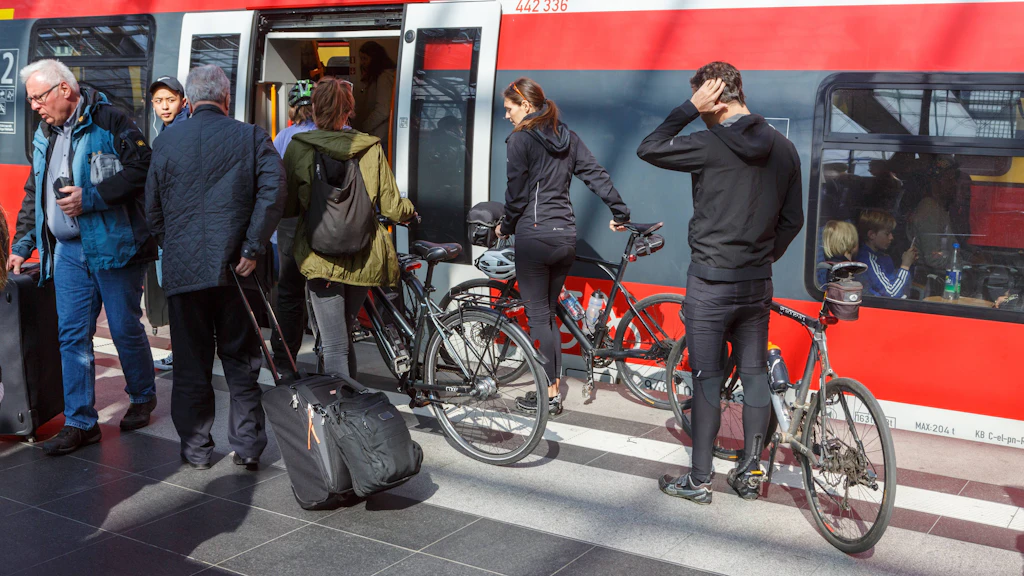 Andrang vor einem Regionalexpress der Deutschen Bahn in Berlin. Die Zahl der Fahrgäste ist gestiegen. Zugstreichungen wären fatal.
