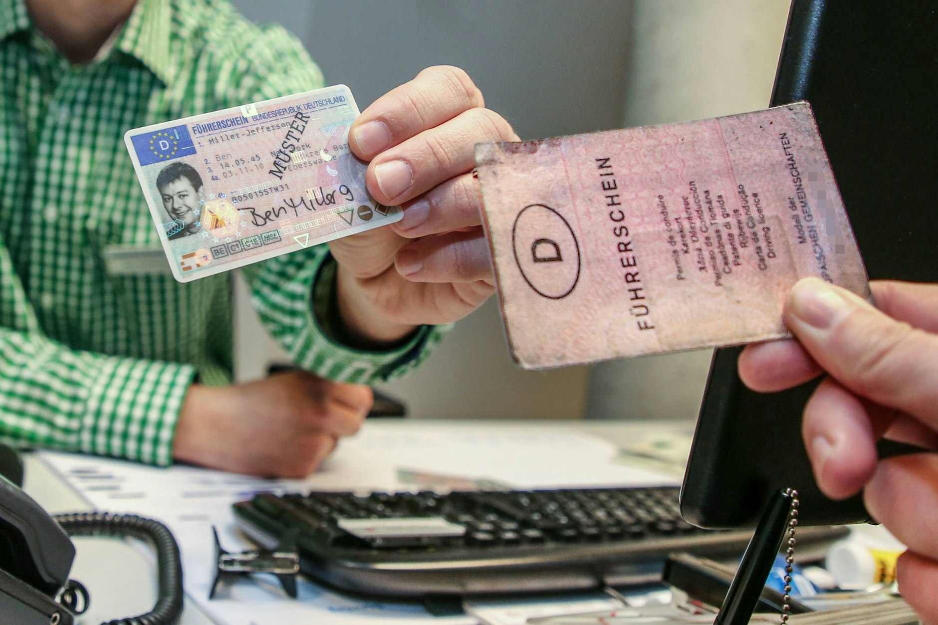 Alt gegen neu: Nicht nur die „Pappe“ muss gegen den EU-Führerscheingetauscht werden. Auch Kartenführerscheine sind betroffen.