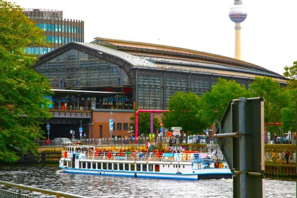 Direkt am <a href="https://www.vbb.de/fahrinfo?Z=S%2BU+Friedrichstr.+Bhf+%28Berlin%29&amp;start=false&amp;language=de_DE" target="_blank">S+U-Bahnhof Friedrichstr</a>aße&nbsp;liegt die Dampferanlegestelle "Friedrichstraße/ Reichstagsufer".