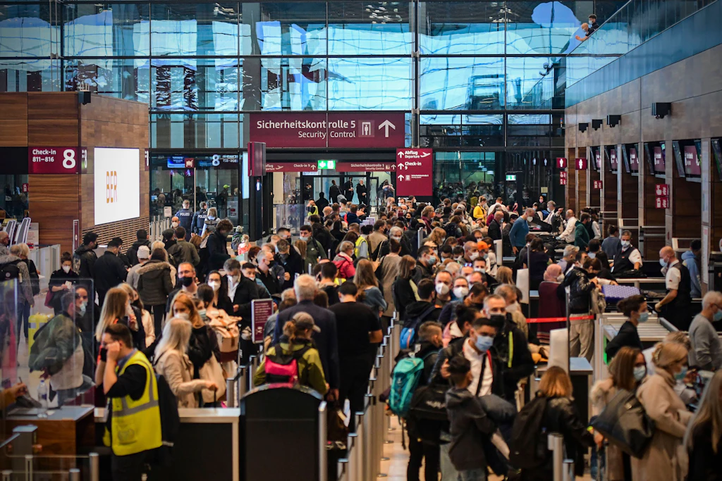 Bombendrohung am Flughafen BER: Terminal-Sperrung mitten im Metallica-Ansturm