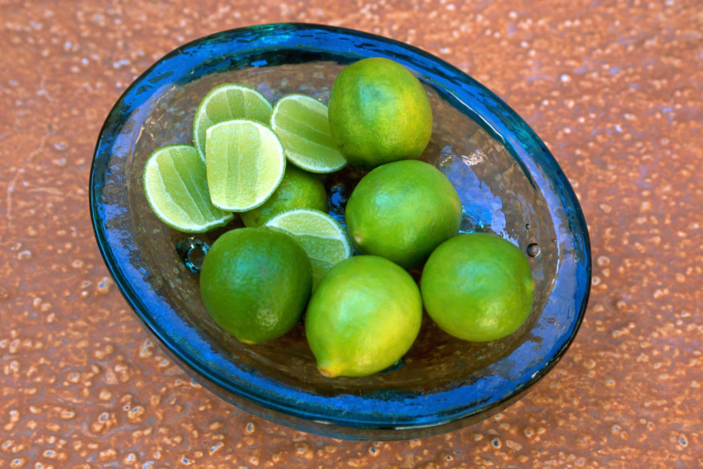 Limetten geben der Sommer-Gulaschsuppe den besonderen Frischekick.