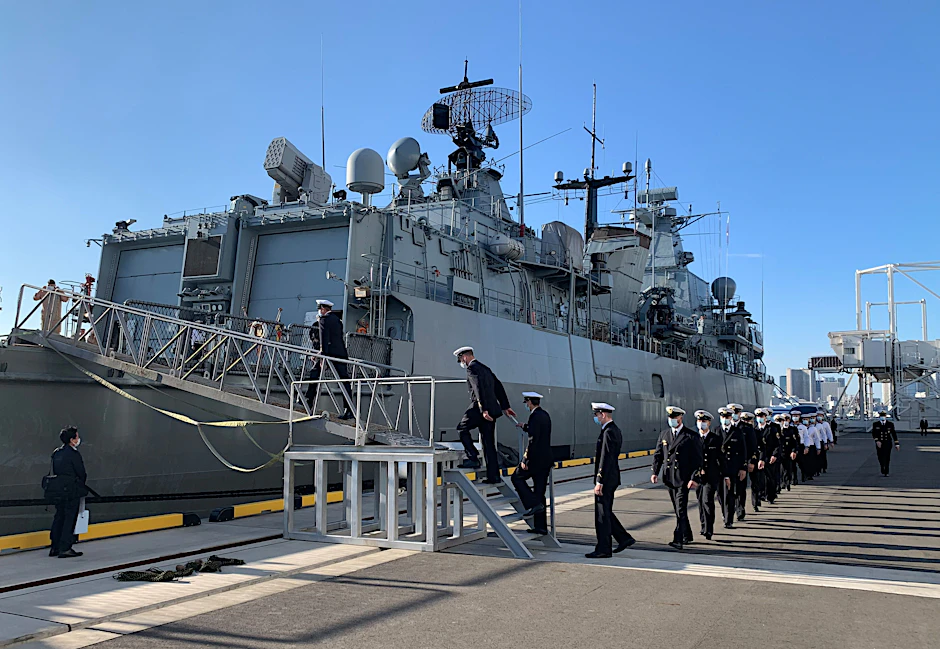Vizeadmiral Kay-Achim Schönbach, Inspekteur der Deutschen Marine, vor dem Marinekommando