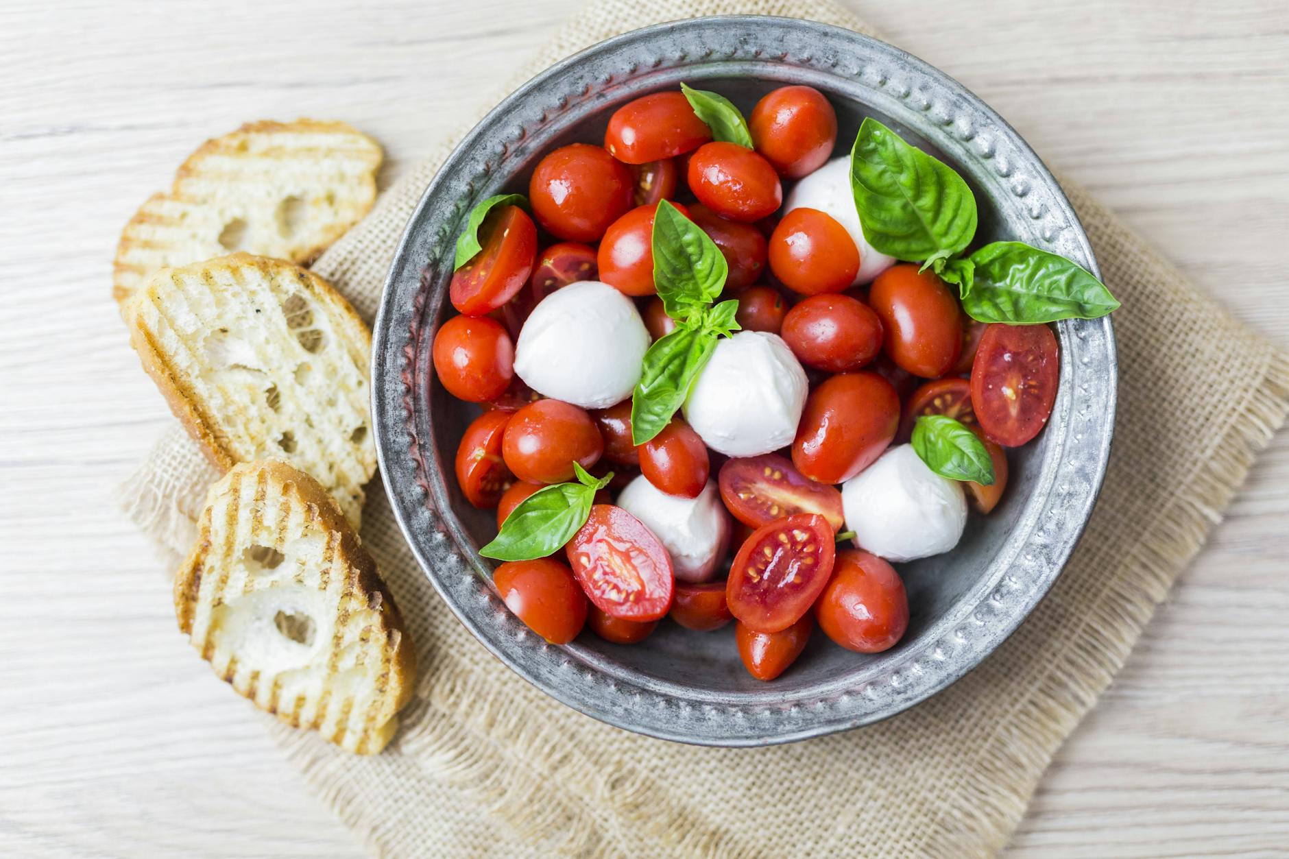 Tomaten-Mozzarella-Salat ist ein Klassiker der mediterranen Küche – wichtig ist, die Tomaten vorher gründlich zu waschen.