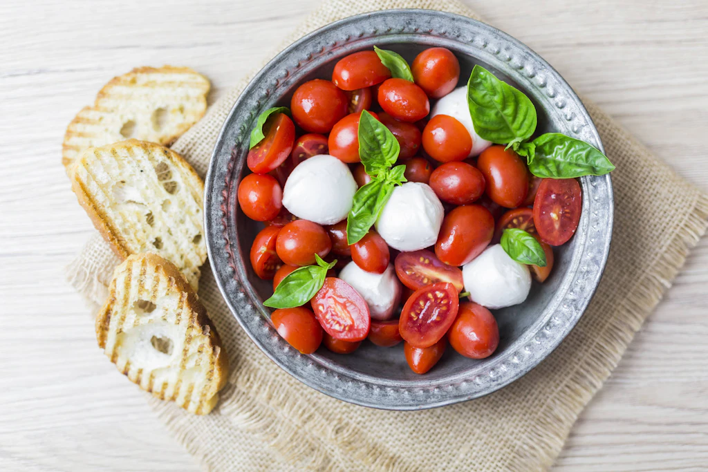Tomaten-Mozzarella-Salat ist ein Klassiker der mediterranen Küche – wichtig ist, die Tomaten vorher gründlich zu waschen.