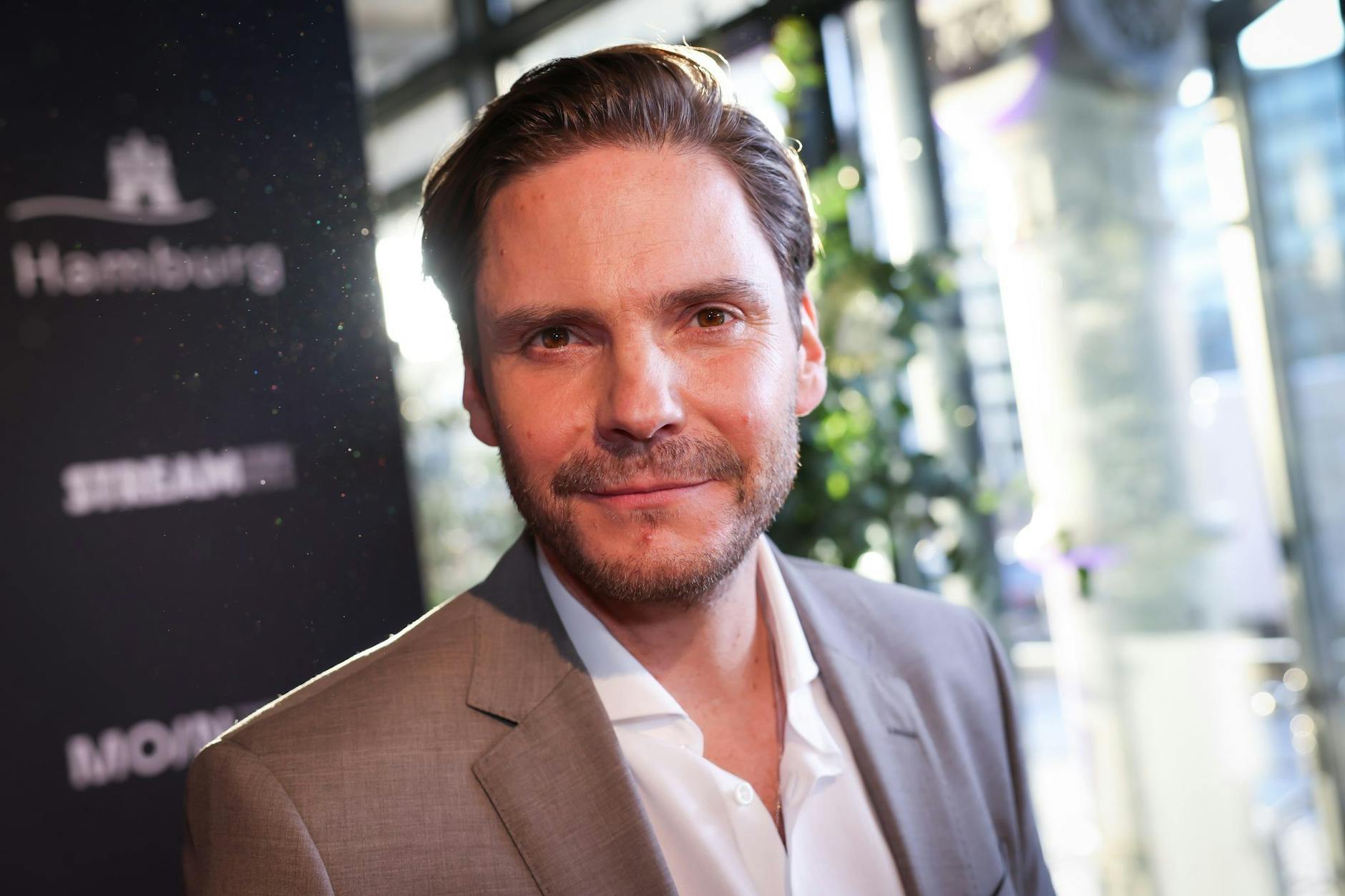 Promis um Daniel Brühl stellen sich gegen Beton-Pläne im Jahnsportpark