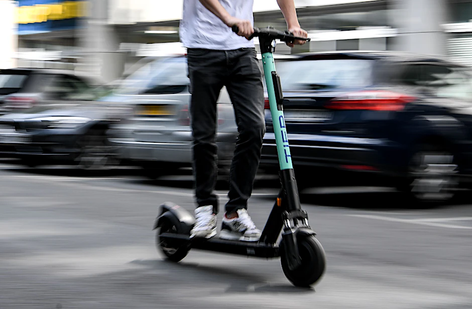 Flott unterwegs auf dem E-Scooter: das kann böse enden, vor allem wenn der Fahrer Alkohol oder Drogen im Blut hat.