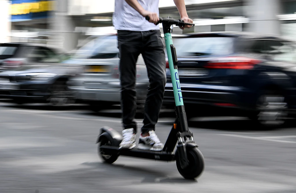 33-Jähriger beschwert sich nach Suff-Fahrt auf E-Scooter über 1500 Euro Geldstrafe – und muss stattdessen 80.000 Euro zahlen