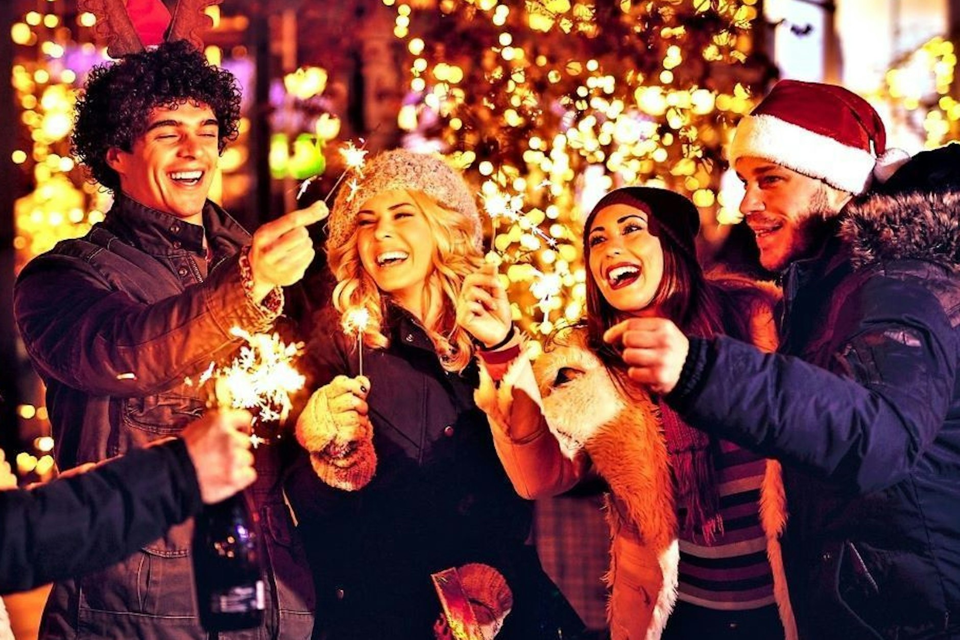 Erleben Sie eine tolle Weihnachtszeit 2025 in Berlin mit Freunden oder der Familie. Sei es auf einem Weihnachtsmarkt, einer Schiffstour mit Glühwein, dem Zirkus Roncalli oder Eisstockschießen. Lassen Sie sich inspirieren!