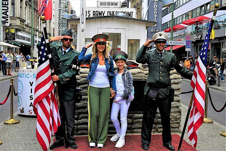 Besuchermagnet: Checkpoint Charlie mit Selfiemöglichkeit