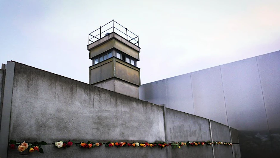 Reste der Berliner Mauer mit Wachturm 