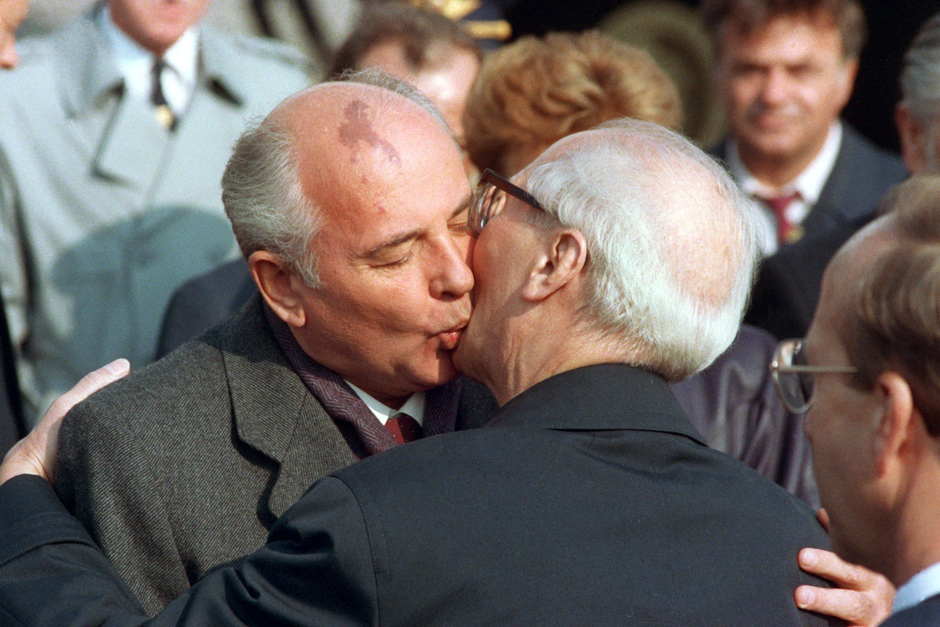 Oktober 1989: Erich Honecker empfängt den sowjetischen Staats- und Parteichef Michail Gorbatschow. Der Bruderkuss täuscht – die beiden Männer sind alles andere als Freunde.