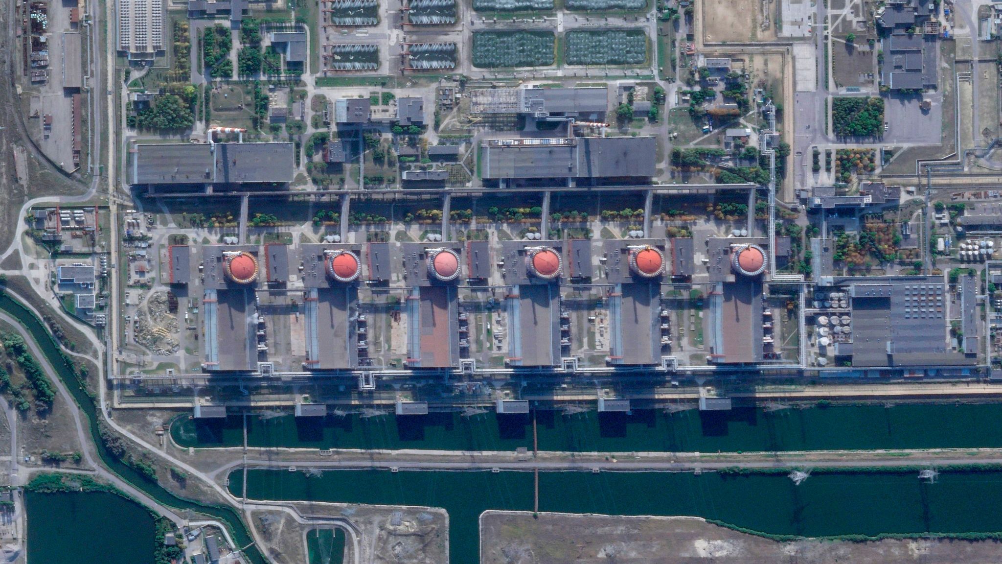 Russische Militärfahrzeuge in Saporischschja: Fällt das größte AKW Europas an Russland?