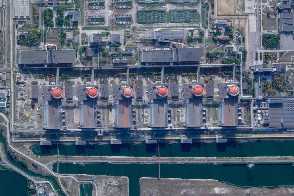 Russische Militärfahrzeuge in Saporischschja: Fällt das größte AKW Europas an Russland?