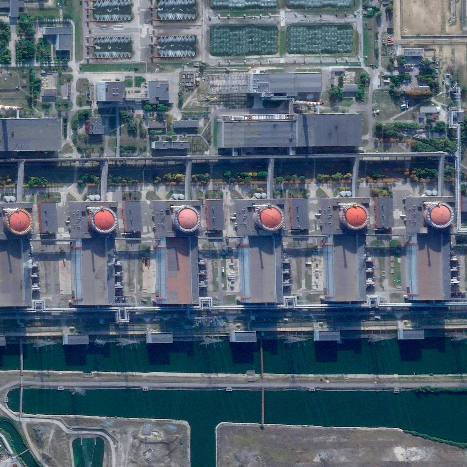 Russische Militärfahrzeuge in Saporischschja: Fällt das größte AKW Europas an Russland?