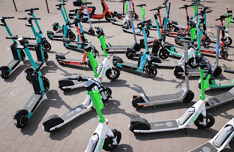 E-Scooter sorgen vielerorts in der Stadt für Ärger. Denn viele Nutzer stellen nach Gebrauch den E-Scooter einfach ab, behindern so andere Verkehrsteilnehmer.