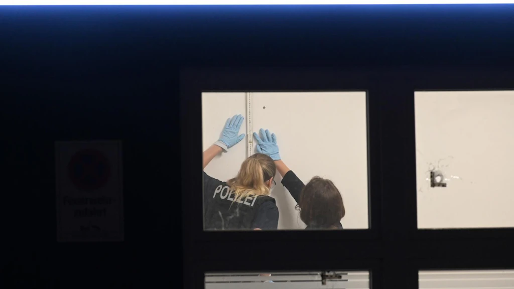 Spurensuche der Polizei: Kugeln durchschlugen die Fenster eines Büros und blieben in der Wand stecken.