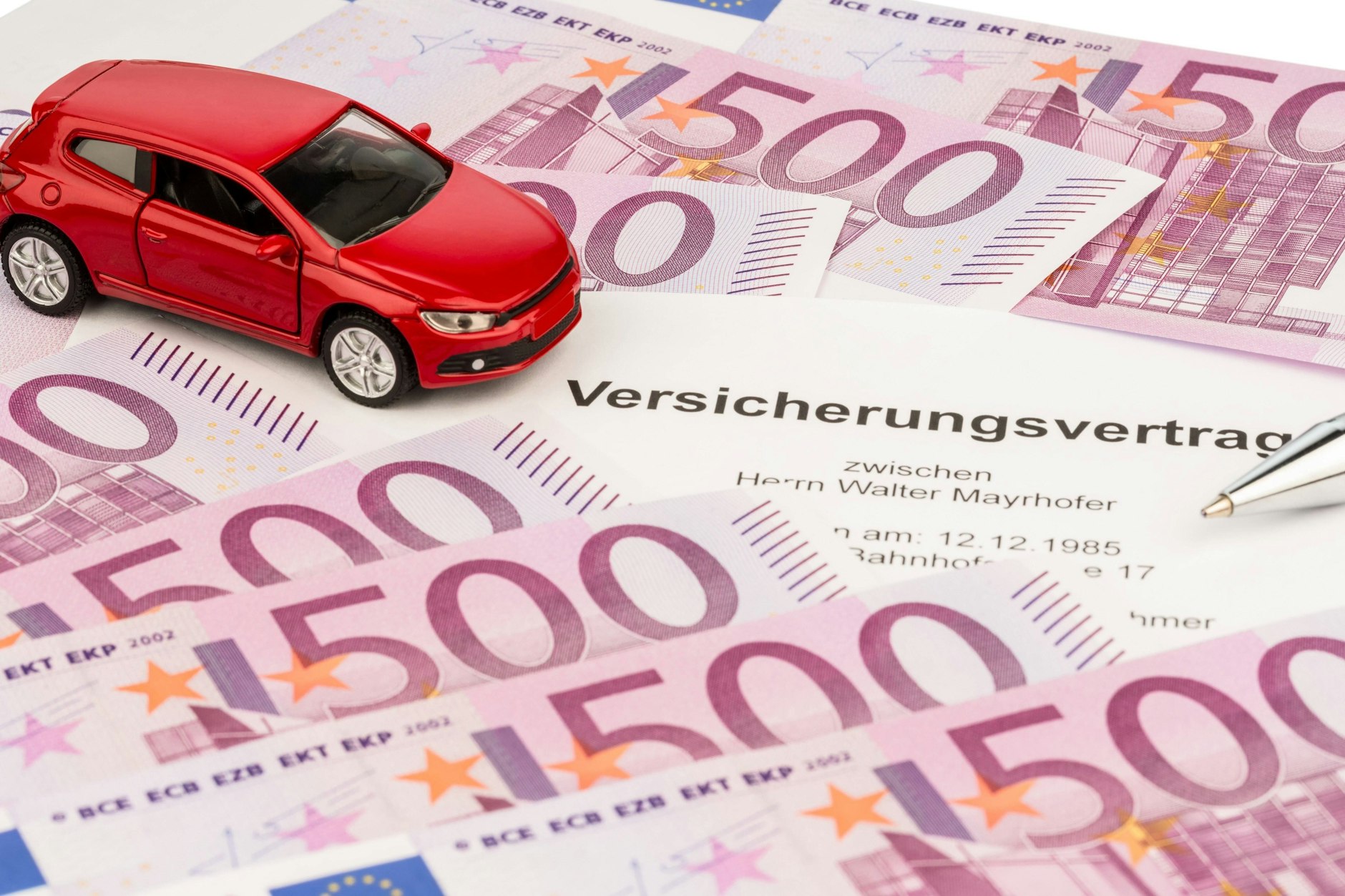 Sparen Sie bares Geld! Wer seiner Autoversicherung schon lange treu ist, zahlt meist viel mehr als er müsste.