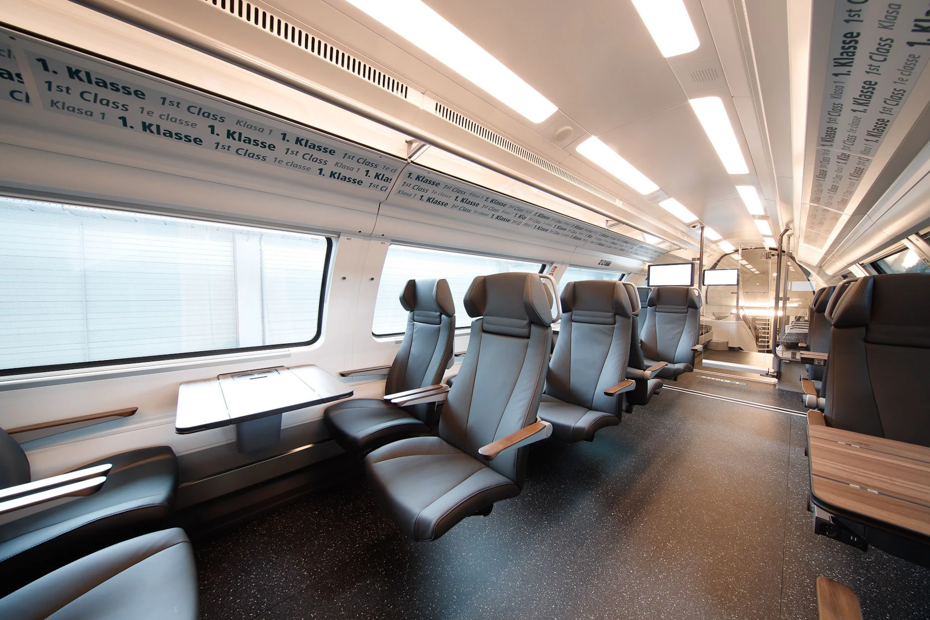 Sitzplätze erster Klasse in einem Regionalexpresszug der Ostdeutschen Eisenbahn. In den vergangenen Jahrzehnten wurde massiv in bessere Fahrzeuge und neue Angebote investiert.