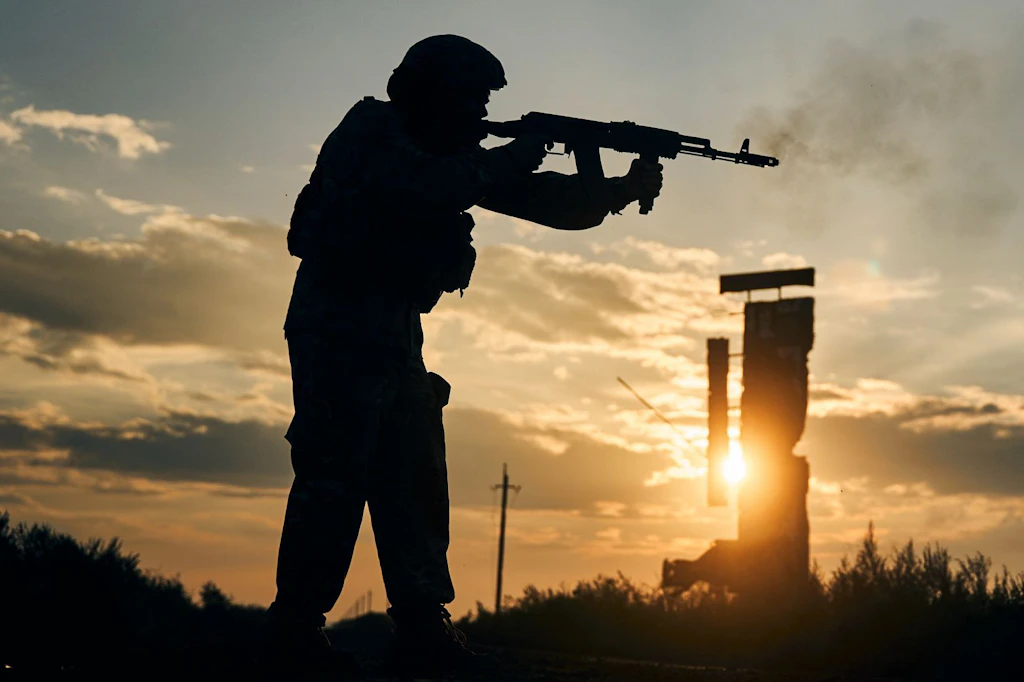 Ein ukrainischer Soldat mit einer Kalaschnikow