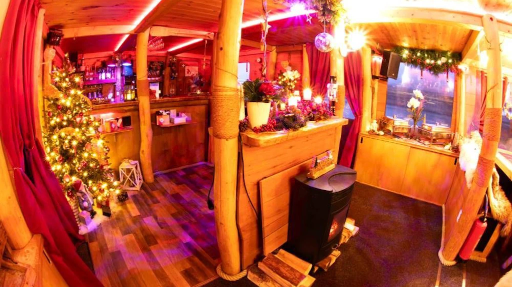 Der Eingang mit Bar, Kamin und viel weihnachtlicher Dekoration.&nbsp;