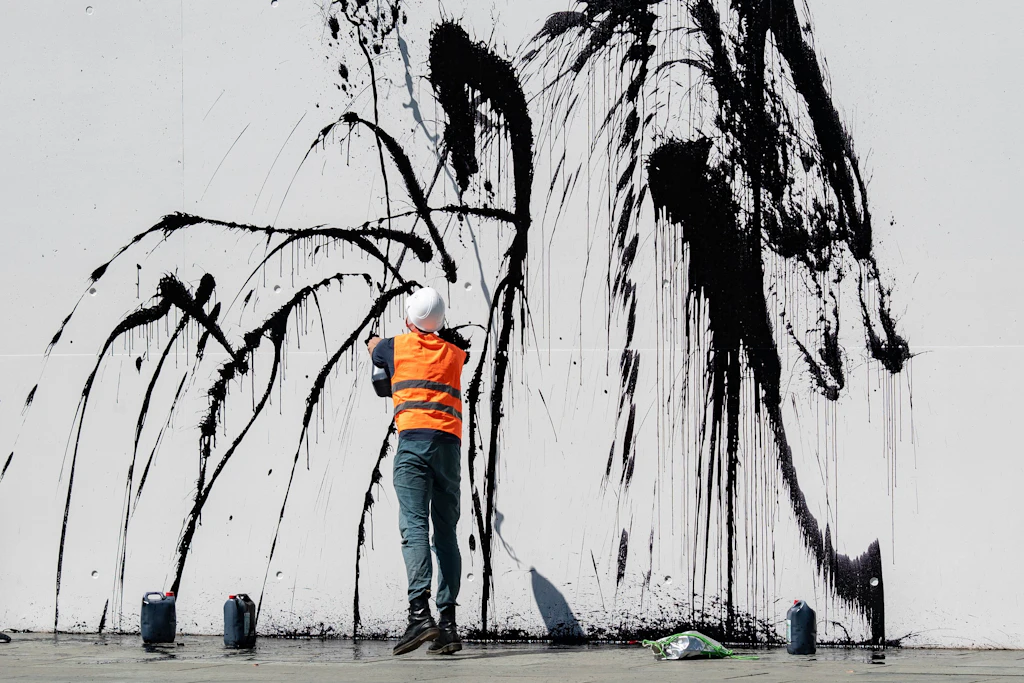 Klimaschutz-Demonstranten der Gruppe „Letzte Generation“ spritzen eine ölartige Flüssigkeit auf die Fassade am Kanzleramt.