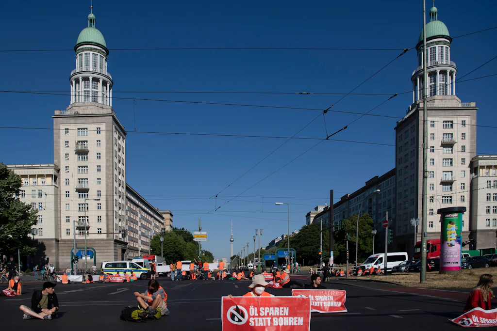 Klimaschutz-Demonstranten der Gruppe „Letzte Generation“ blockierten alle Zufahrten sowie den Kreuzungsbereich am Frankfurter Tor.