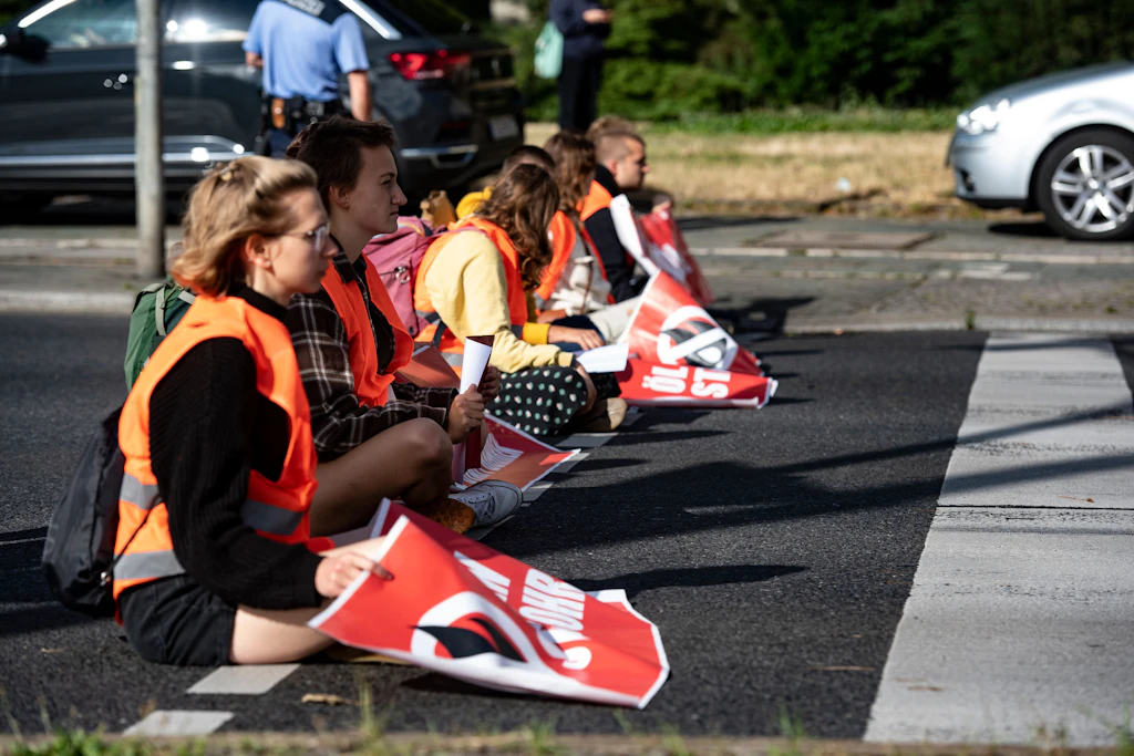 Klimaschutz-Demonstranten der Gruppe „Letzte Generation“ sitzen an der Ausfahrt Halenseestraße der Stadtautobahn.