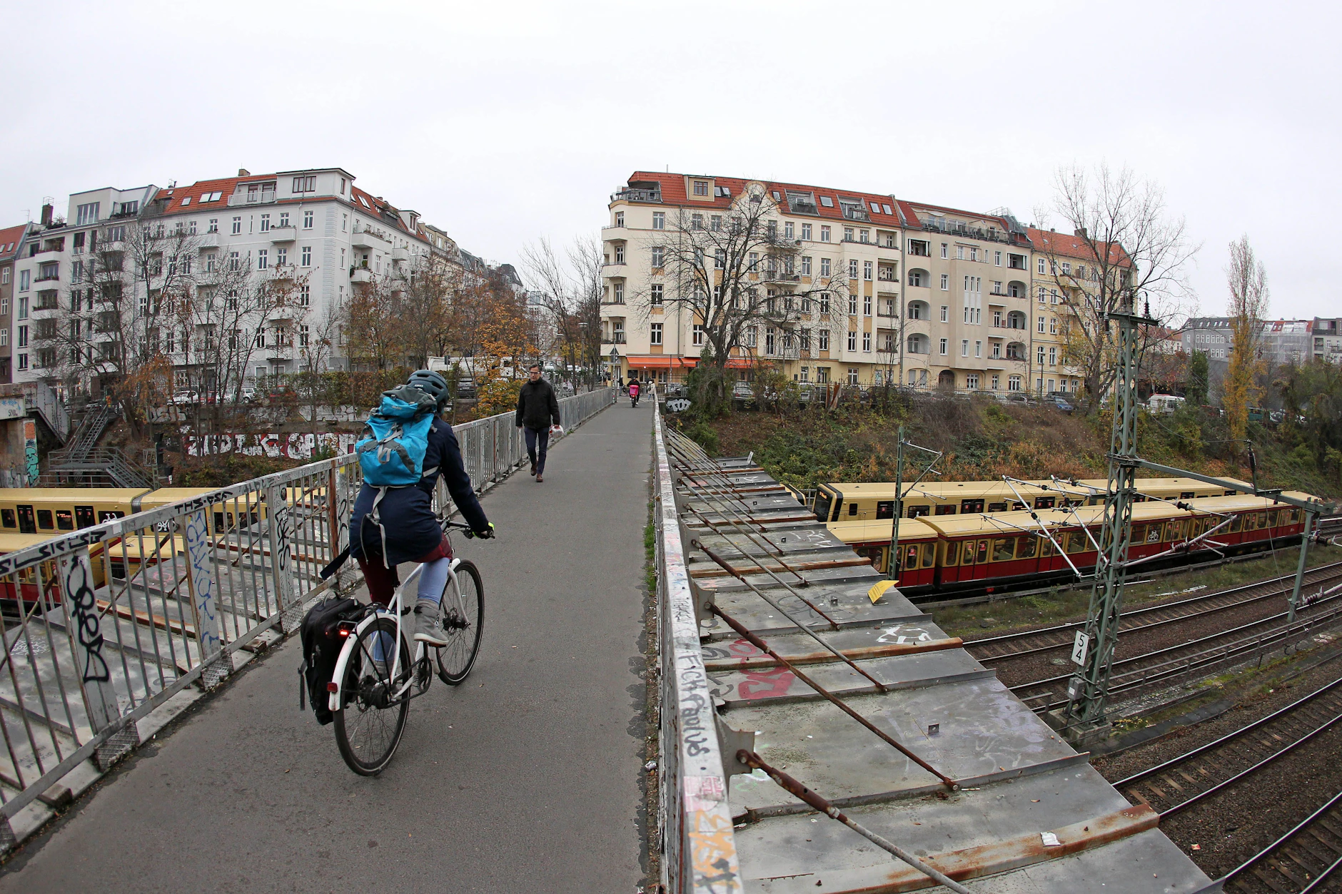 Der schmale Steg in Prenzlauer Berg ist für Radfahrer und Fußgänger gedacht. Oft wird es hier ganz schön eng. Eine neue Brücke muss her.
