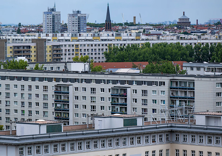 Blick von einem Hochhaus auf die Wohnhäuser im Berliner Osten. Mehr als 200.000 Berliner bekommen ihre Miete vom Staat bezahlt.