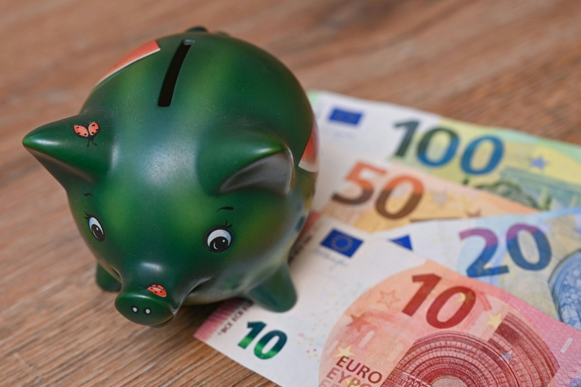 Viele Deutsche schnallen den Gürtel wegen der Inflation enger.