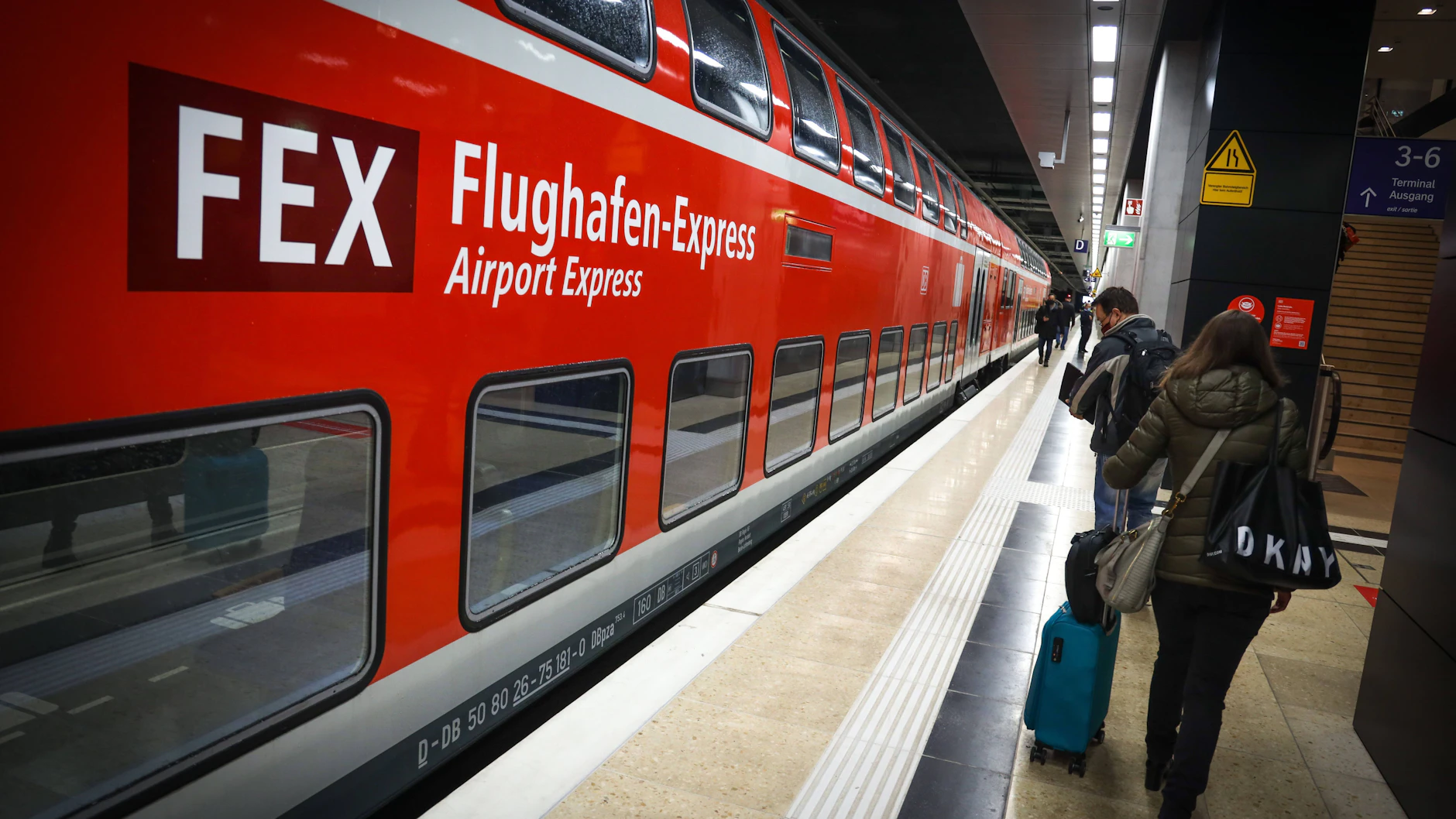 Der Flughafenexpress FEX fährt aber weiterhin direkt den Flughafen an.