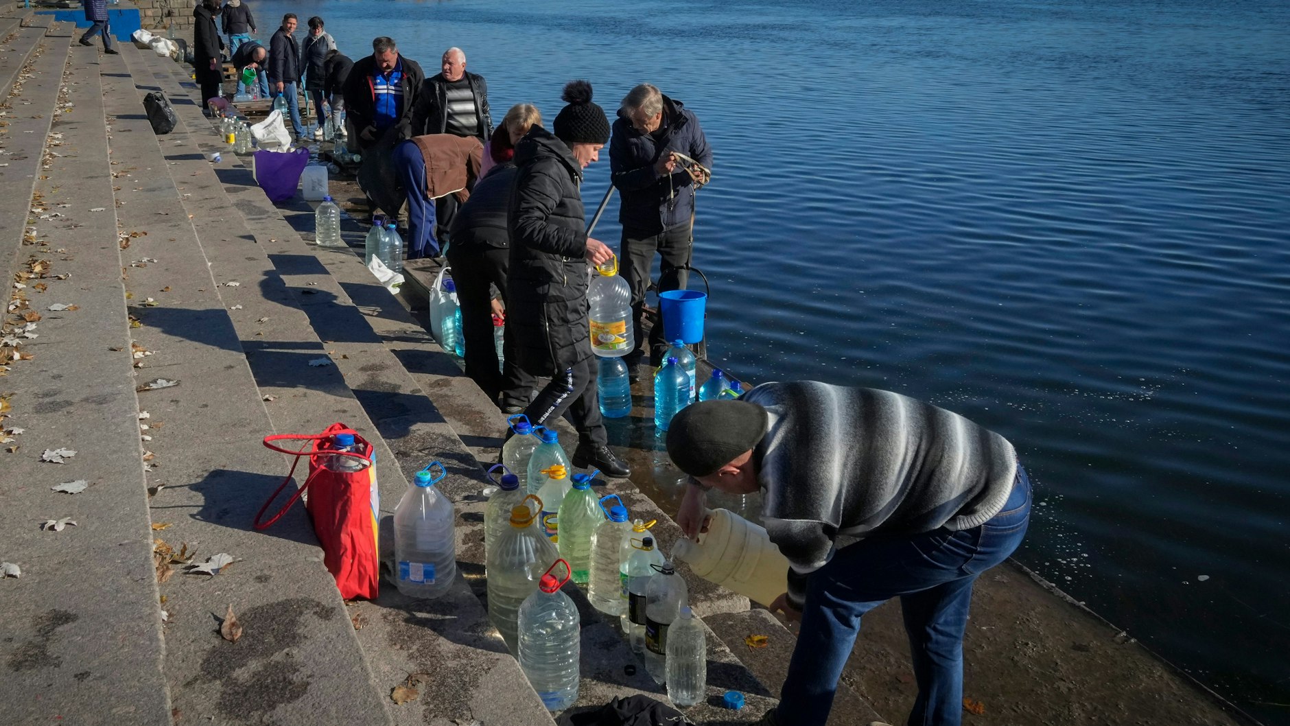 Kurz nach der Befreiung Chersons mussten die Bürger Wasser aus dem Dnipro holen. Inzwischen soll die Versorgung wieder halbwegs funktionieren.