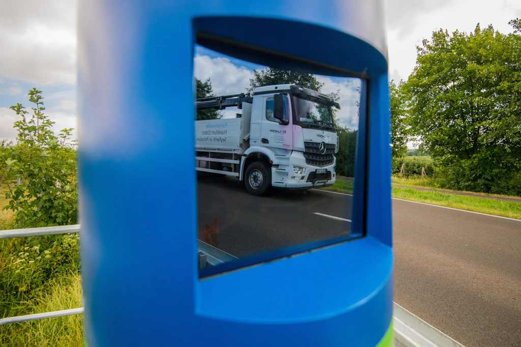 Eine Kontrollsäule zur Erfassung der Lkw-Maut steht an der B87 bei&nbsp; Frankfurt (Oder). An Bundesstraßen gibt es 620 solcher Säulen. An Autobahnen stehen 300 Kontrollbrücken.