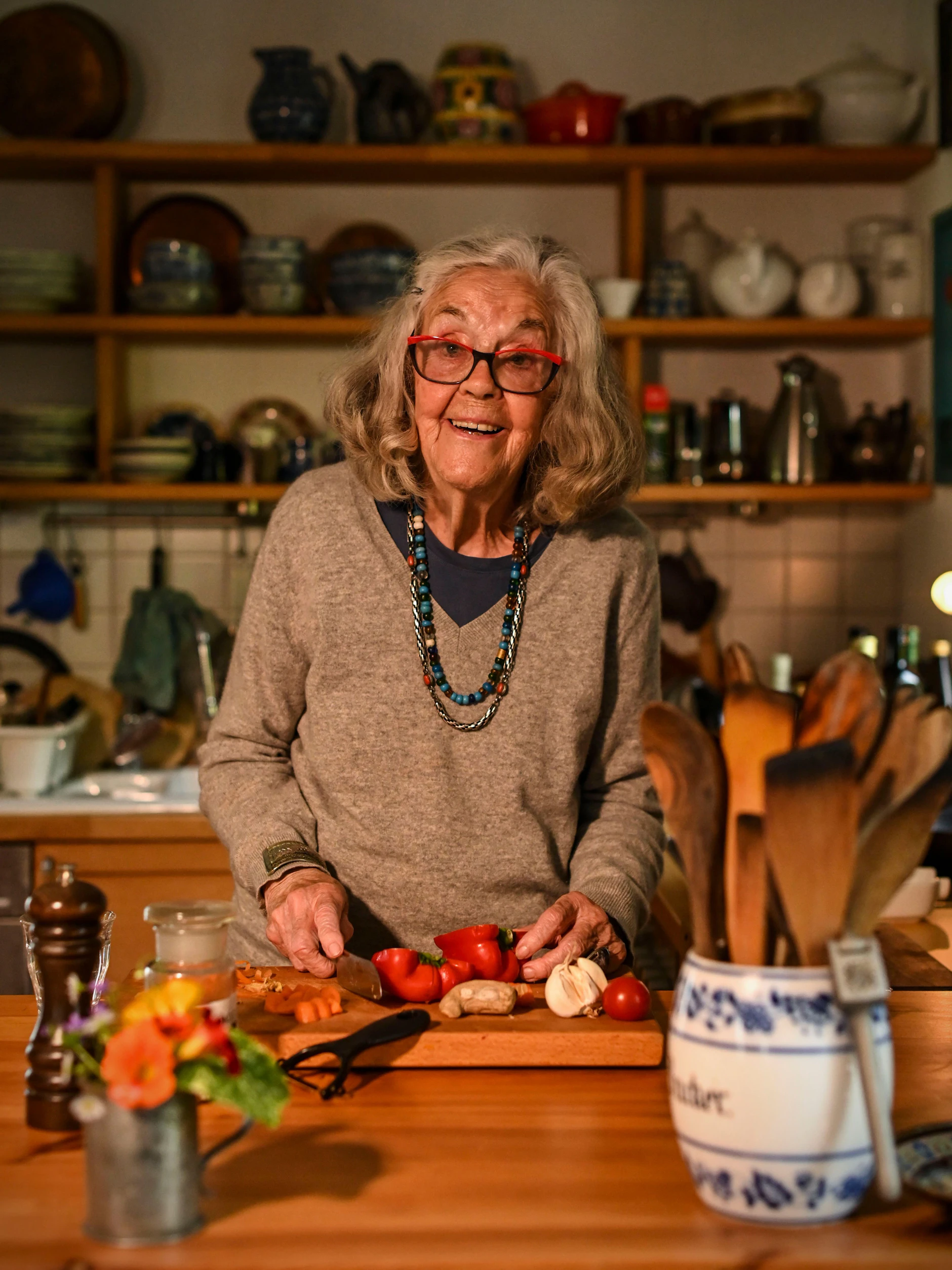 Ursula Winnington bereitet hier die Zutaten für eines ihrer leckeren Gerichte zu.