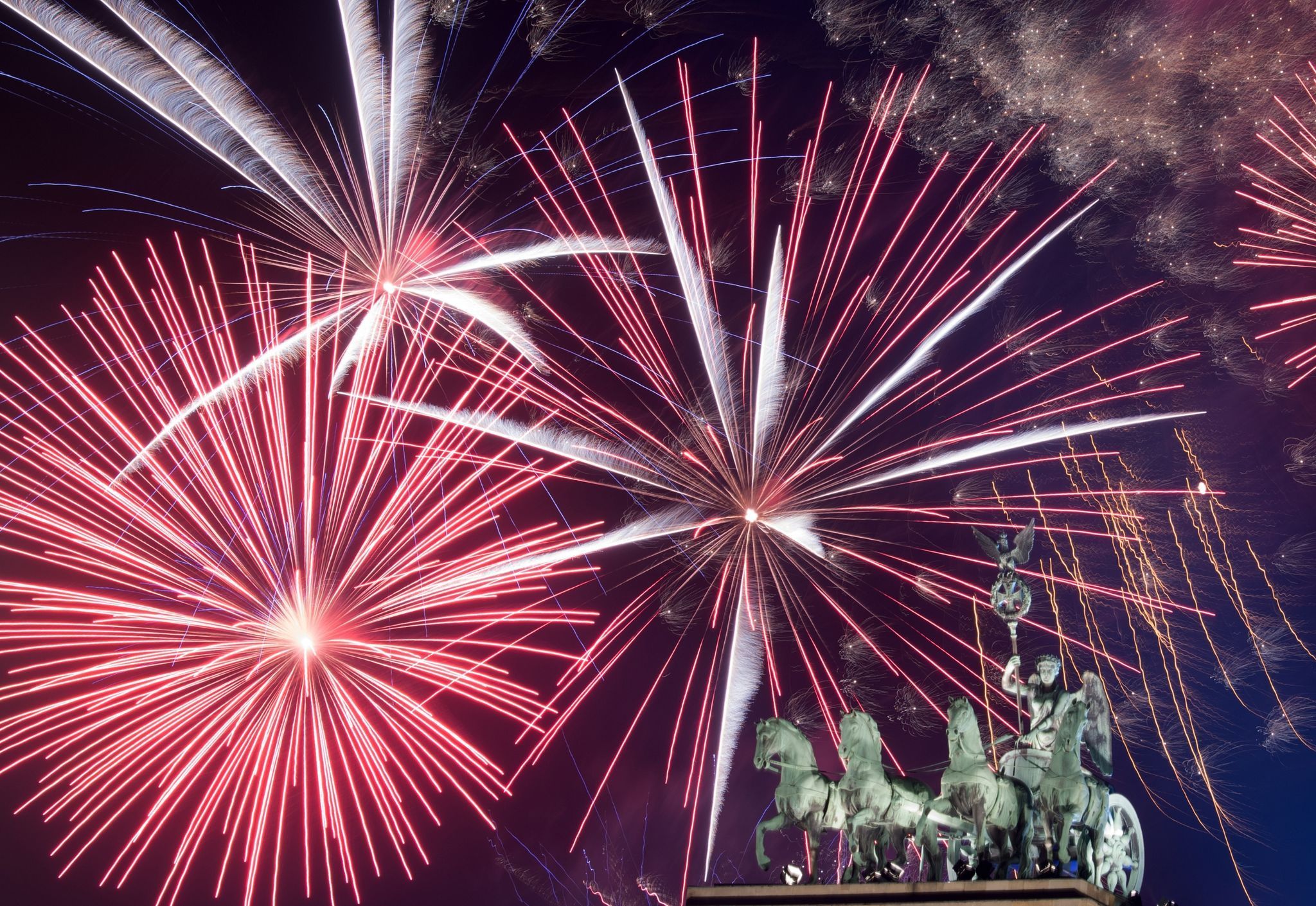 Image - Silvester in Berlin: Berliner Feuerwehr zu Neujahr mit 1700 Einsätzen - 38 Mal attackiert +++ Größere Brände in Wittenau und Alt-Hohenschönhausen +++ Massive Angriffe auf Einsatzkräfte in Berlin +++ Der Liveblog zum Nachlesen