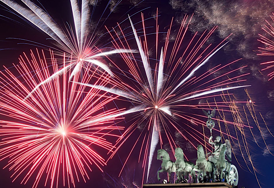 Ein Feuerwerk ist während Deutschlands größter Silvesterparty hinter dem Brandenburger Tor zu sehen. 