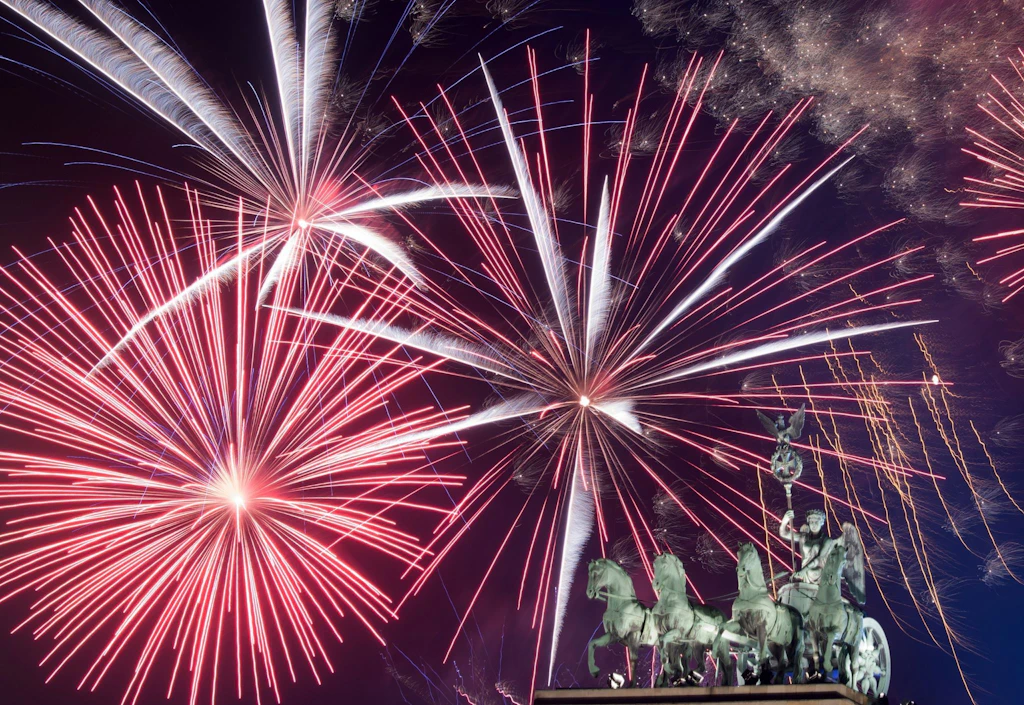 Silvester in Berlin: Berliner Feuerwehr zu Neujahr mit 1700 Einsätzen - 38 Mal attackiert +++ Größere Brände in Wittenau und Alt-Hohenschönhausen +++ Massive Angriffe auf Einsatzkräfte in Berlin +++ Der Liveblog zum Nachlesen