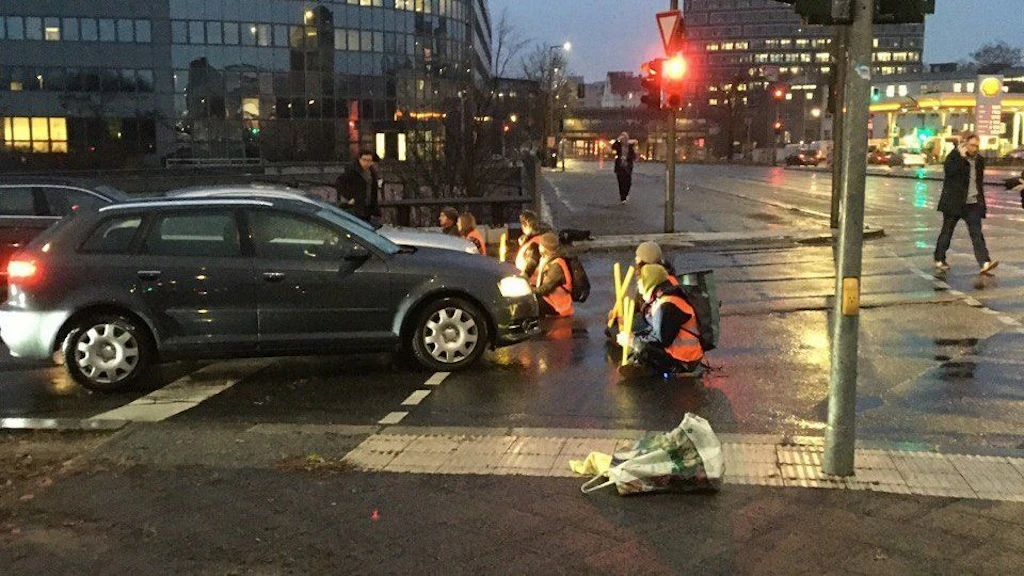 25 Minuten Stau: Klima-Kleber bringen Verkehr auf der A100 und der A111 zum Erliegen
