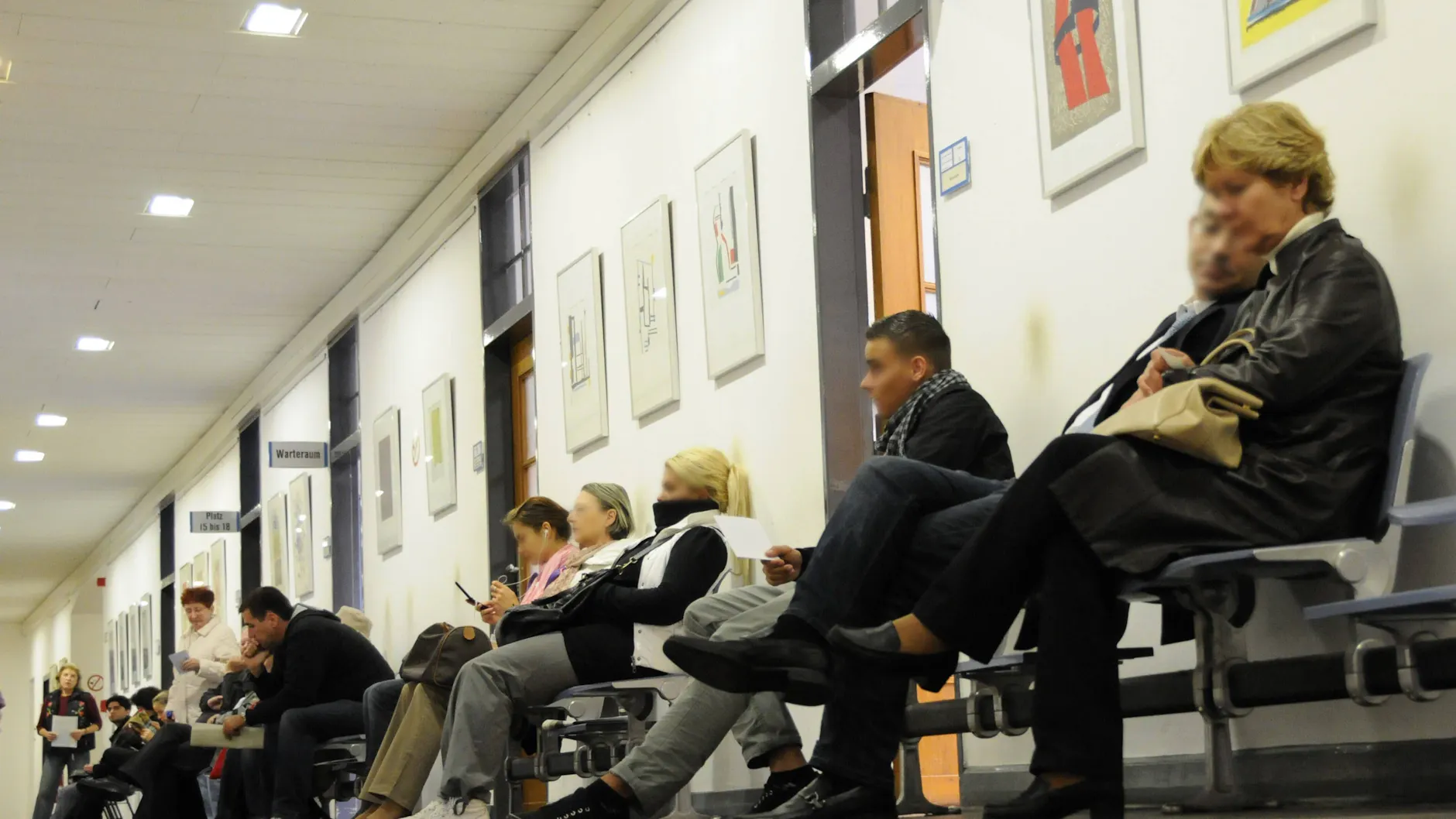 Bitte warten! Daran hat auch die digitale Terminvergabe in den Bürgerämtern nicht geändert. Nur wenige Anträge können komplett digital bearbeitet werden.