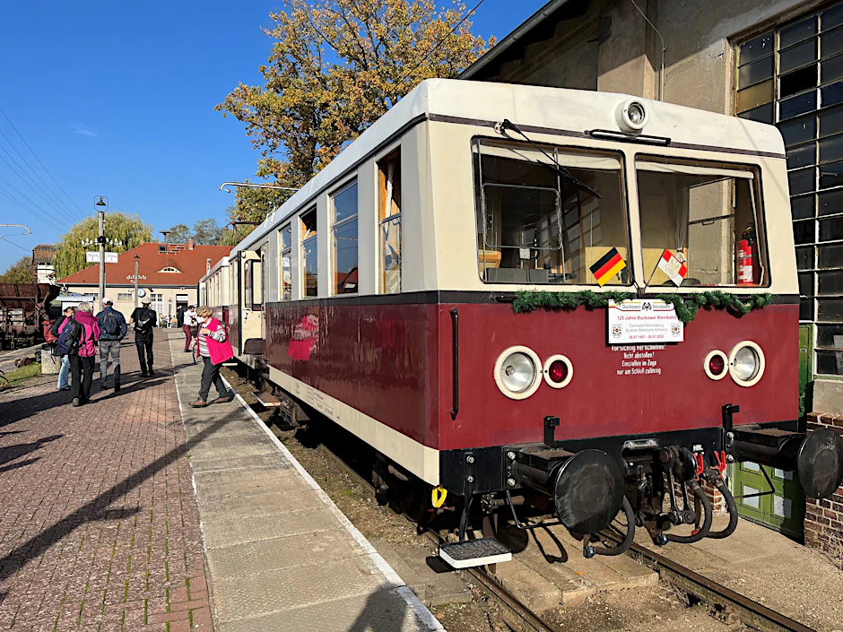Einsteigen bitte! Die Buckower Kleinbahn wartet auf Fahrgäste. Bis 4. Oktober pendelt sie sonnabends, sonn- und feiertags siebenmal pro Tag zwischen Buckow (Märkische Schweiz) und Müncheberg (Mark).